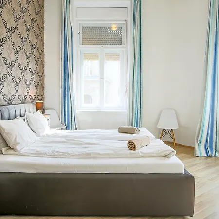 New Design - Egyetem Ter * Budapest